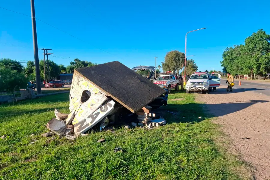 Las im&aacute;genes del siniestro muestran la estructura destruida y el veh&iacute;culo incrustado por completo (foto San Javier en Reflejos)