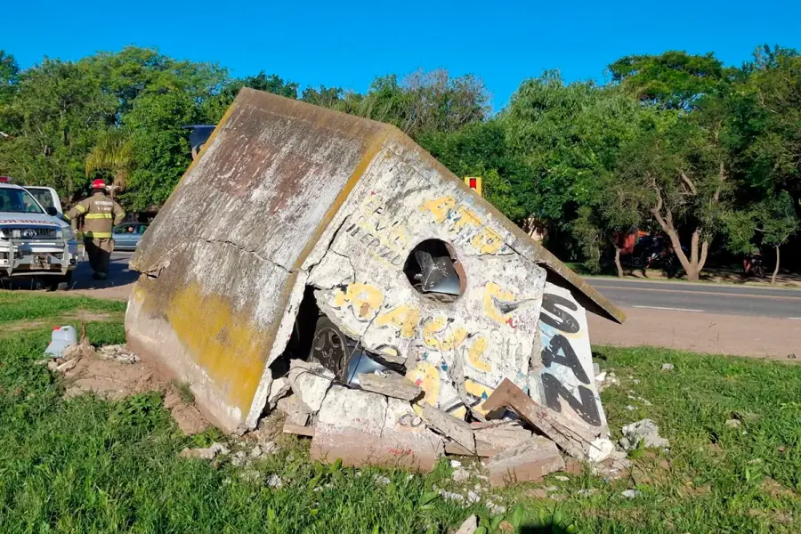 Las im&aacute;genes del siniestro muestran la estructura destruida y el veh&iacute;culo incrustado por completo (foto San Javier en Reflejos)