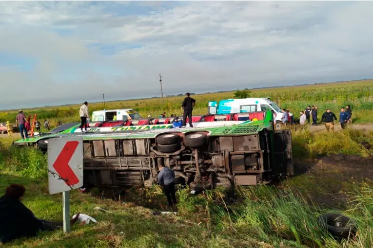 Reportaron al menos dos muertos y varios heridos tras el vuelco de un colectivo sobre Ruta 2