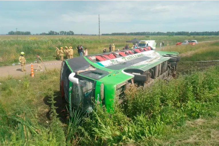 Trágico vuelco sobre Ruta 2: revelan que el micro registra varias multas por exceso de velocidad