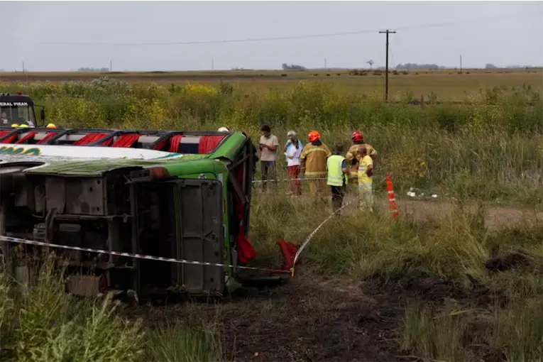 Trágico vuelco sobre Ruta 2: el chofer del micro quedó momentáneamente detenido