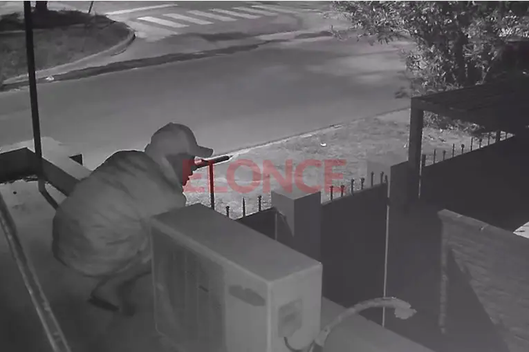 Video: ladrones intentaron robar en una vivienda, pero huyeron al activarse luces de seguridad