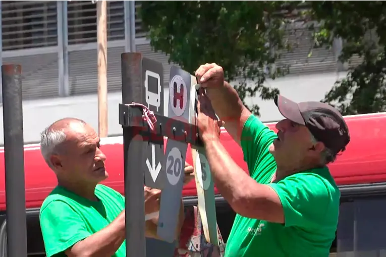 Números por letras: comenzó el cambio de señalización en garitas por el nuevo transporte urbano