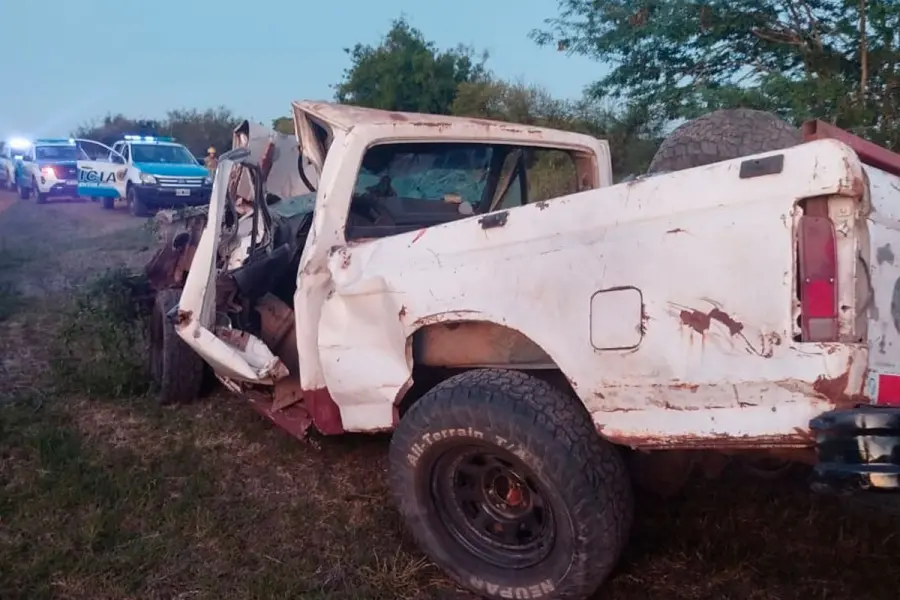 Una camioneta termin&oacute; contra &aacute;rboles al esquivar un cami&oacute;n en Estaci&oacute;n Ra&iacute;ces