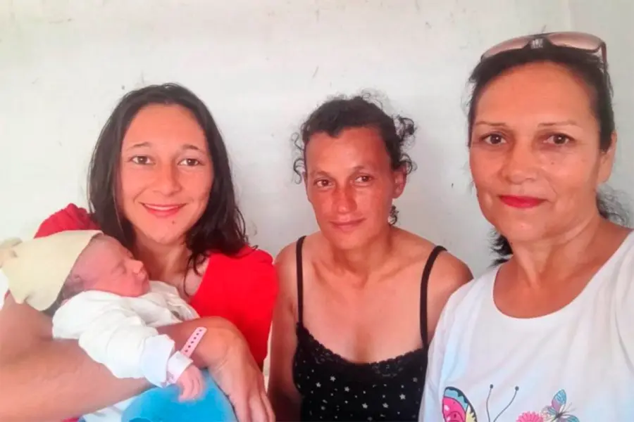 Tere y Reina visitaron a Paola Bel&eacute;n en el Hospital (foto Actualidad Esquina)