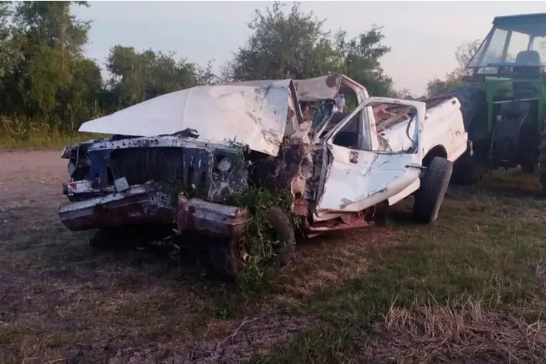 Conductor esquivó un camión y terminó chocando su camioneta contra unos árboles