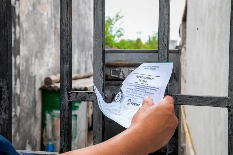 Por casos sospechosos de dengue en dos zonas de Paraná realizan bloqueos preventivos