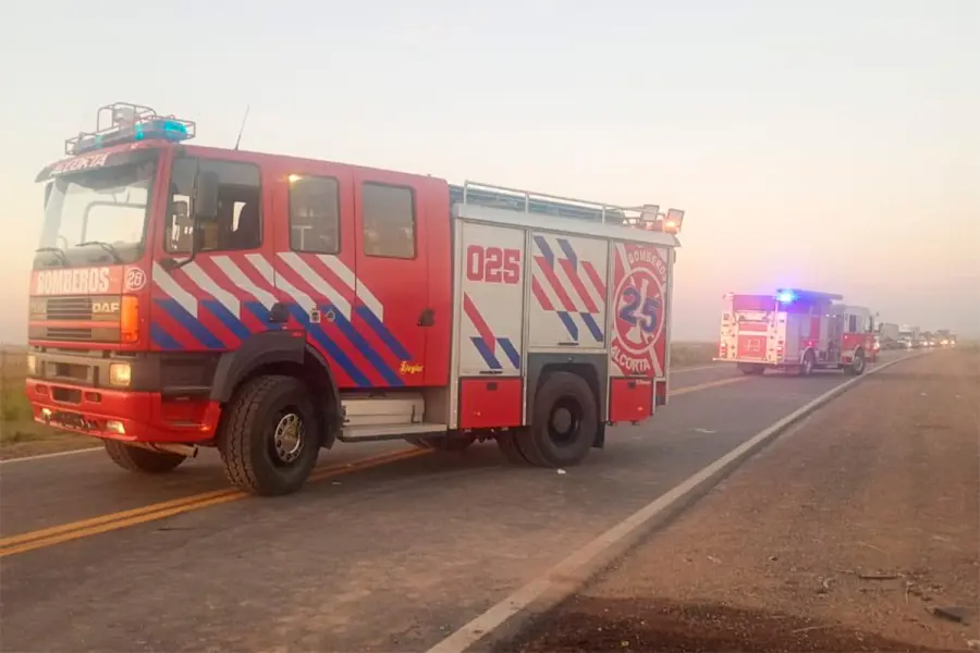 Tragedia vial en ruta santafesina (foto Bomberos Voluntarios Alcorta)