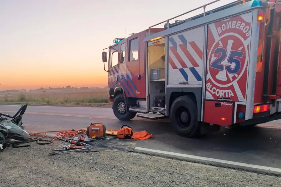 Tragedia vial en ruta santafesina (foto Bomberos Voluntarios Alcorta)