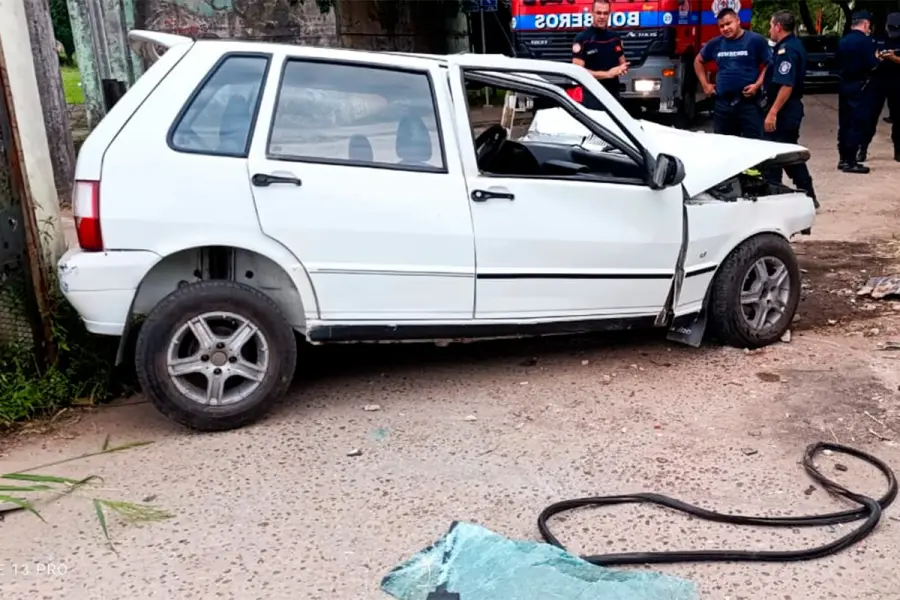 Conductor qued&oacute; atrapado tras chocar contra una columna