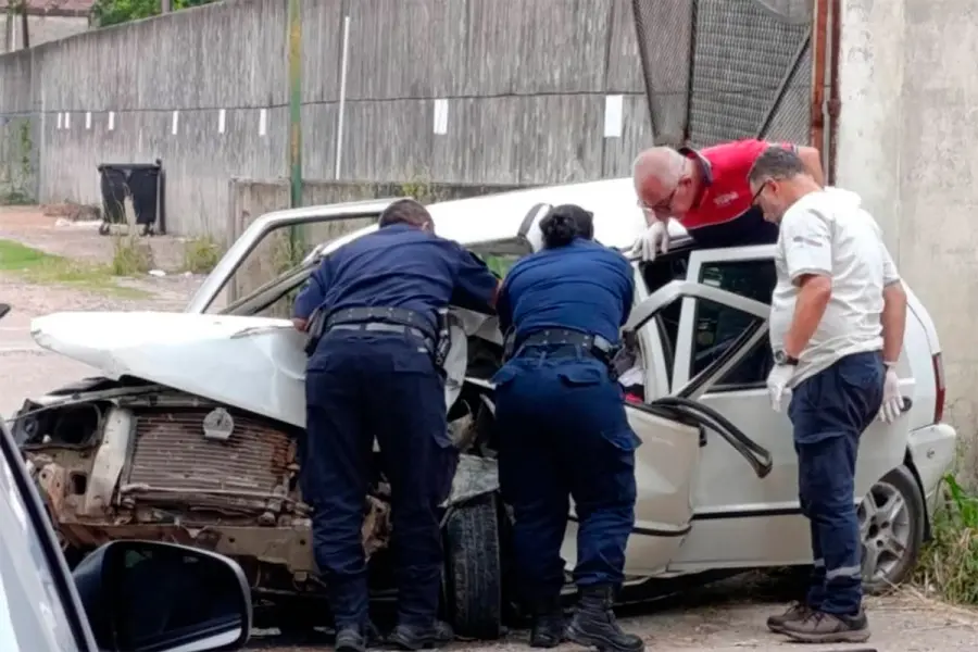 Conductor qued&oacute; atrapado tras chocar contra una columna