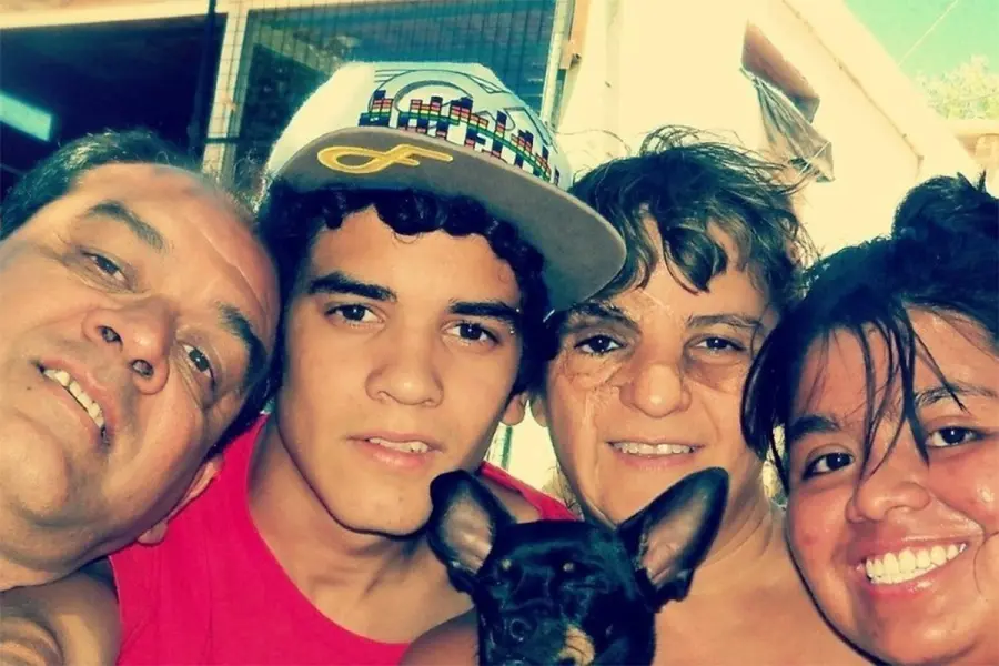 Jos&eacute;, de gorra, junto a su padre, madre y hermana