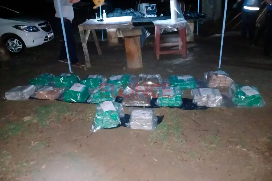 Hallaron 136 kilos de marihuana arrojados desde una embarcaci&oacute;n que huy&oacute; del lugar (foto Elonce)