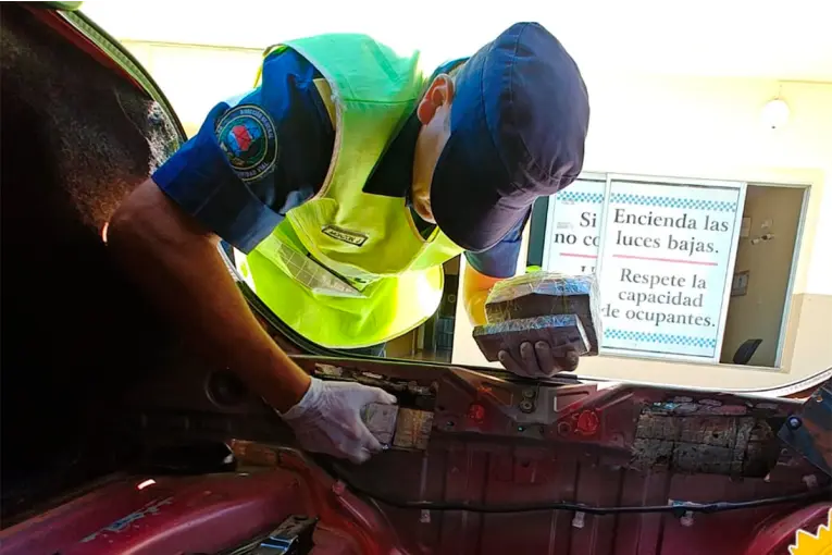 En el doble fondo de un auto ocultaba más de $240 millones: lo descubrieron al ingresar a Entre Ríos