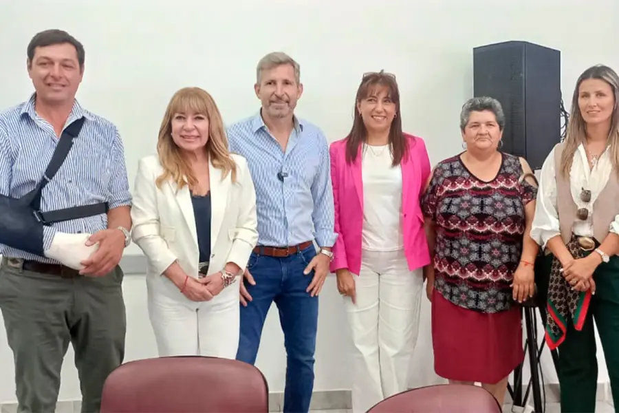 Frigerio entreg&oacute; una ambulancia y anunci&oacute; obras para el hospital de Feliciano