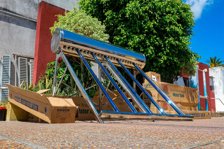 Con el acompa&ntilde;amiento de Frigerio, Enersa entreg&oacute; termotanques y una estaci&oacute;n solar en Feliciano