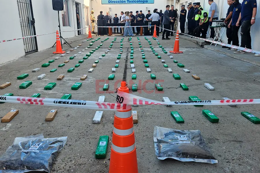 Exhibieron la droga incautada en &uacute;ltimos controles policiales (foto Elonce)