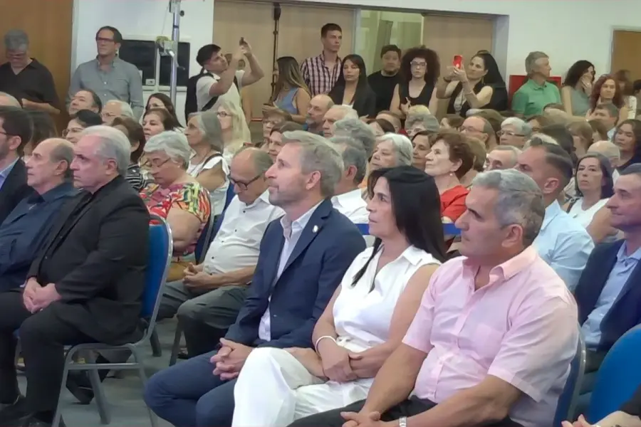 Rogelio Frigerio y Alicia Aluani, presentes y sentados al lado de otro de los hijos de Jorge M&eacute;ndez. Foto: Elonce.