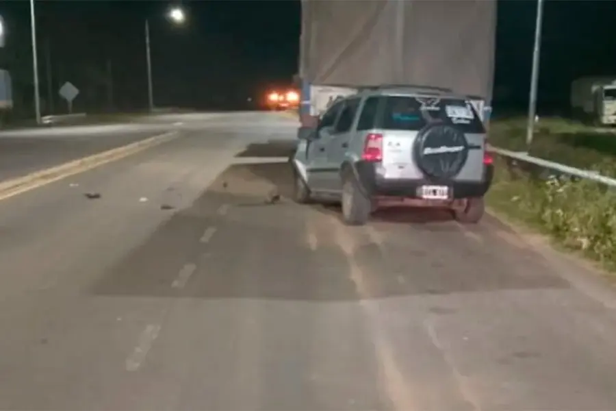 Automovilista choc&oacute; a un cami&oacute;n estacionado: fotos del tremendo impacto