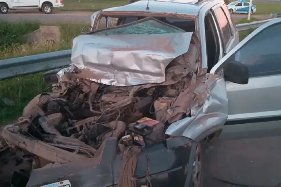 Automovilista choc&oacute; a un cami&oacute;n estacionado: fotos del tremendo impacto