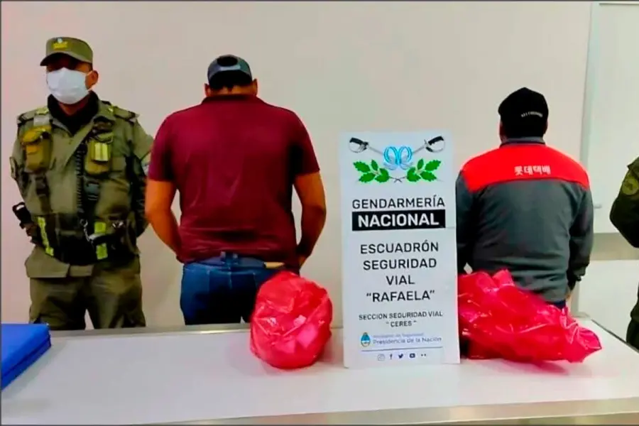 Detuvieron a dos “mulas” con 180 cápsulas de cocaína en un colectivo a la altura de Ceres