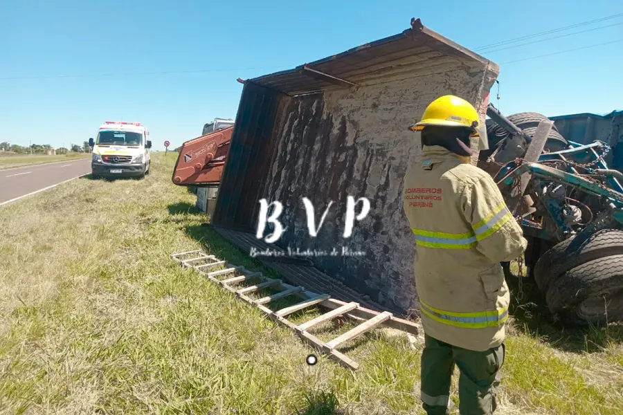 Vuelco de cami&oacute;n sobre Ruta 12 (foto Bomberos Voluntarios de Paraná)