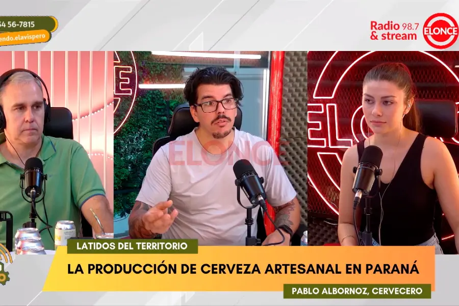 Javier Werner y Roc&iacute;o Corrales junto al invitado en Moviendo el Avispero. Foto: Elonce.