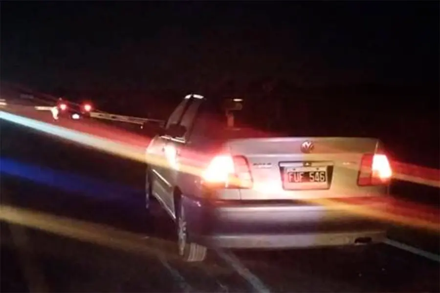 Auto choc&oacute;  contra una escalera que estaba atravesada en la ruta