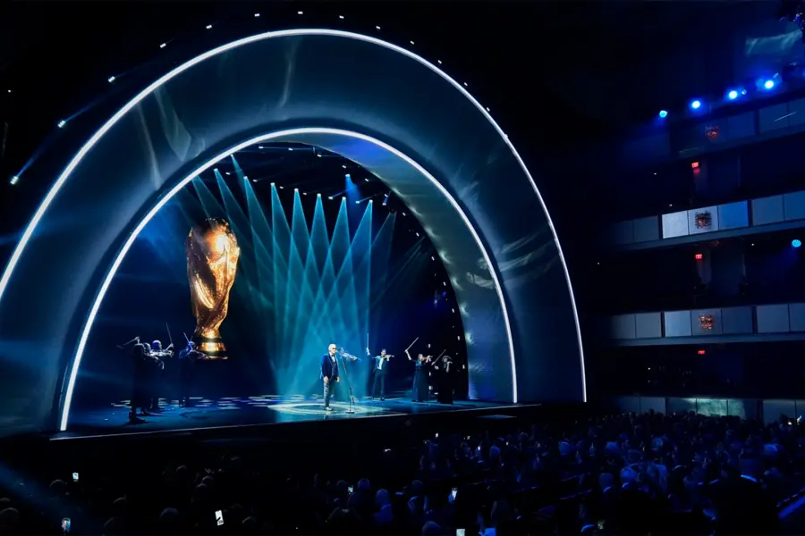 Andrea Bocelli abri&oacute; la ceremonia de sorteo del Mundial