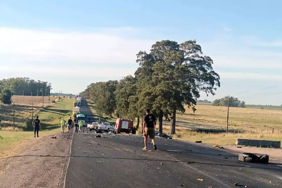 Otra postal del fatal accidente en la ruta 2, en Uruguay. Foto: Diario El Sol.