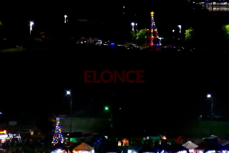 Los &aacute;rboles de Navidad en el Patito Sirir&iacute; y en la Plaza de las Colectividades. Foto: Elonce.