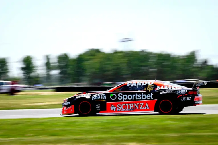 Agustín Canapino quedó a un paso de coronarse campeón con la pole en el TC