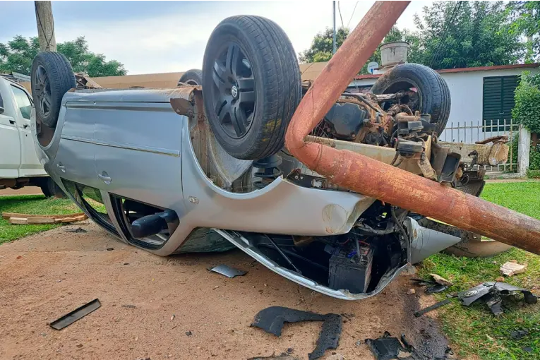 Chocó una columna, volcó, se arrastró unos metros y terminó golpeando una camioneta estacionada