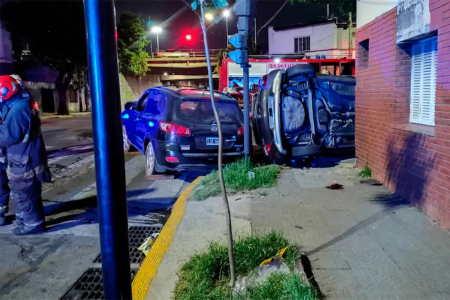 Choque y vuelco en Buenos Aires (foto SAME / Infobae)