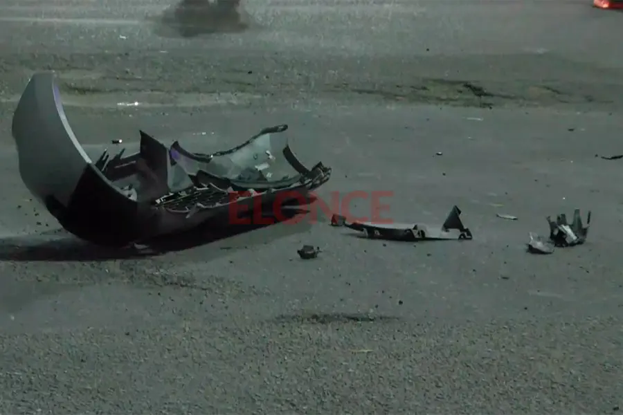 El paragolpe se desprendi&oacute; del auto a ra&iacute;z del impacto. Foto: Elonce.