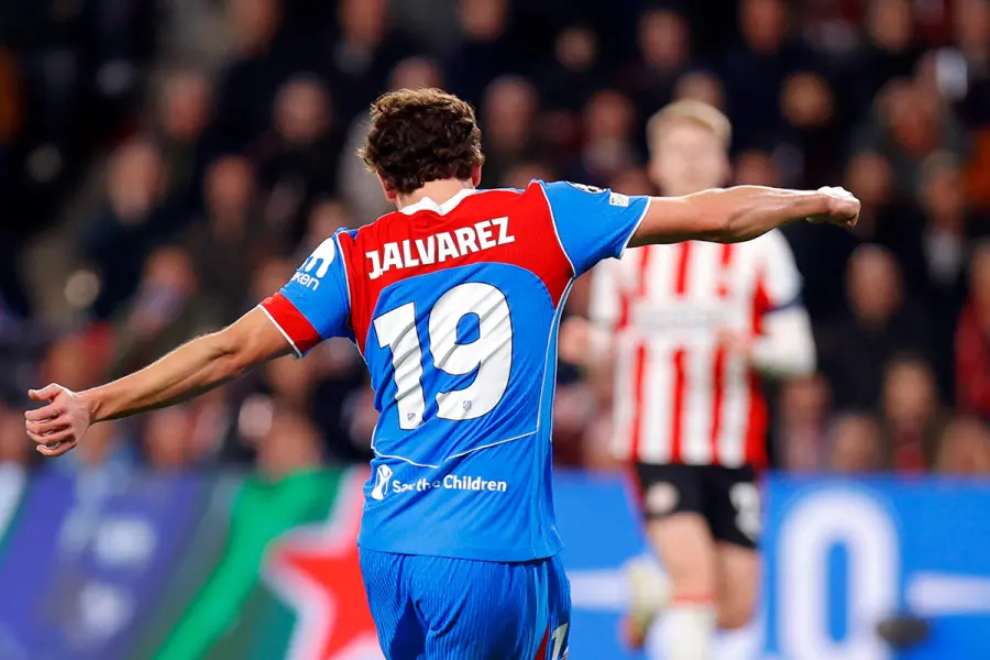 Juli&aacute;n &Aacute;lvarez definiendo el empate transitorio en el partido. Foto: Atl&eacute;tico de Madrid.