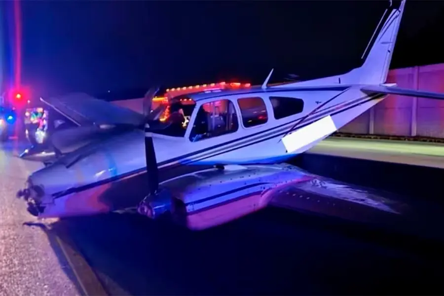 Una avioneta se estrell&oacute; contra un auto en una autopista en Florida, Estados Unidos