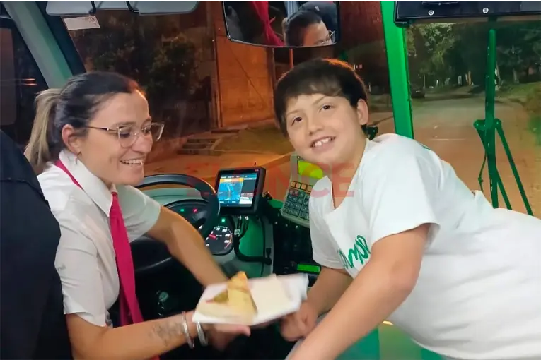 Niño llevó una vianda a colectivera de Paraná que terminaba su recorrido nocturno