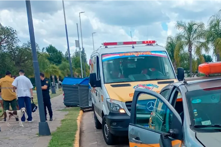 Un auto de una escuela de manejo chocó un contenedor y lastimó a un peatón en Paraná