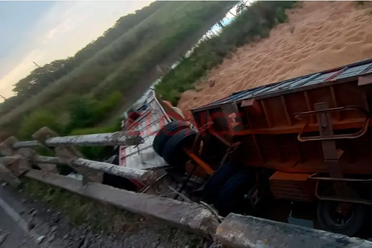 Impresionante choque entre un camión y una cosechadora sobre un puente en la Ruta 11
