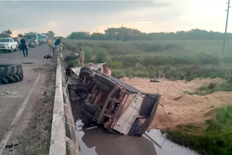 Impresionante choque entre un camión y una cosechadora sobre un puente en la Ruta 11