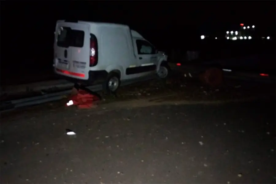 Repartidor de paqueter&iacute;a evit&oacute; un animal en Ruta 18 y termin&oacute; sobre el guardarrail