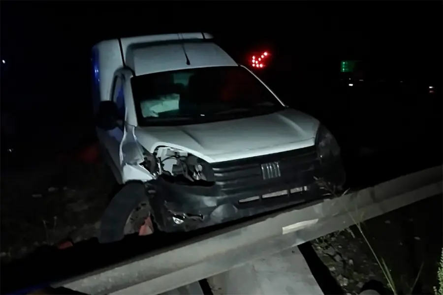 Repartidor de paqueter&iacute;a evit&oacute; un animal en Ruta 18 y termin&oacute; sobre el guardarrail