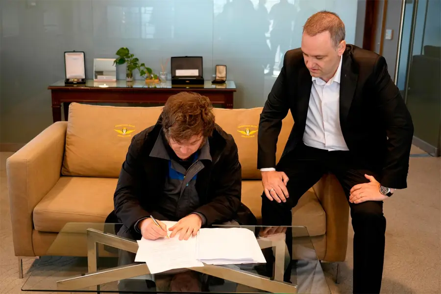 Milei firm&oacute; la reforma laboral apenas lleg&oacute; al pa&iacute;s