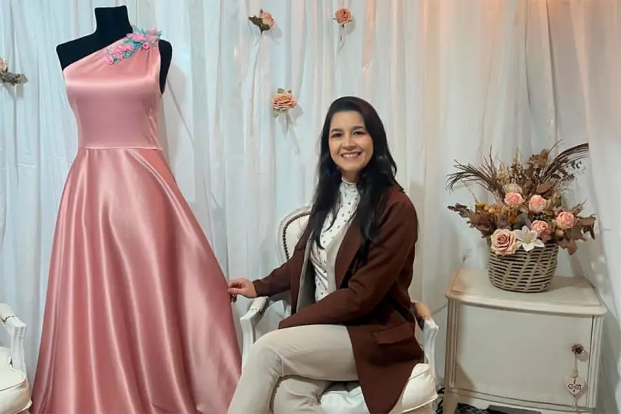 Andrea junto a uno de sus dise&ntilde;os