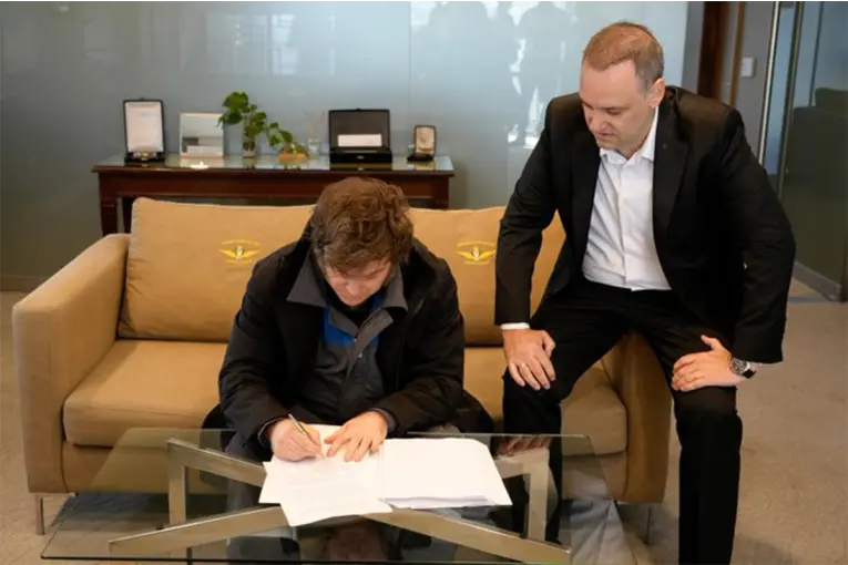 Tras regresar de Oslo, Milei firmó la reforma laboral que será enviada al Congreso