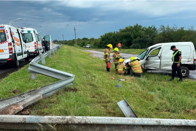 En medio de la intensa lluvia, un vehículo volcó en la ruta 168  
