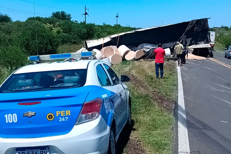 Volc&oacute; un cami&oacute;n sobre Ruta 12 (foto Polic&iacute;a de Entre R&iacute;os)