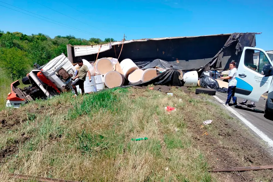 Volc&oacute; un cami&oacute;n sobre Ruta 12