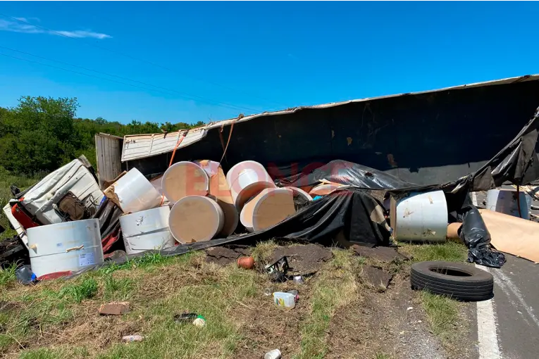 Imágenes: volcó un camión sobre Ruta 12, a la altura de El Palenque